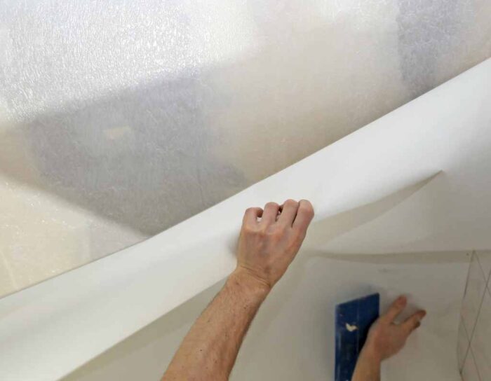 Spachtelarbeiten zur Glättung von Wänden vor dem Anstrich