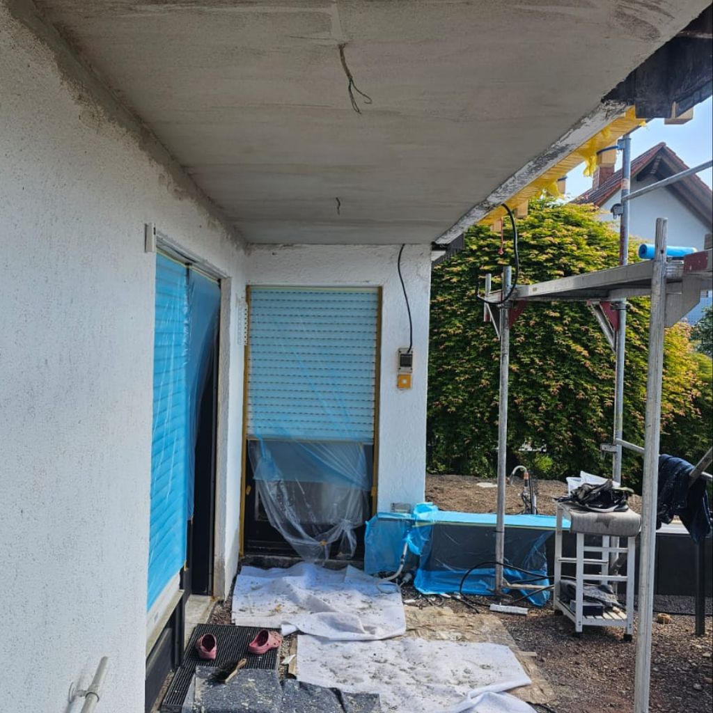 Überdachter Außenbereich mit vorbereiteter Fassade