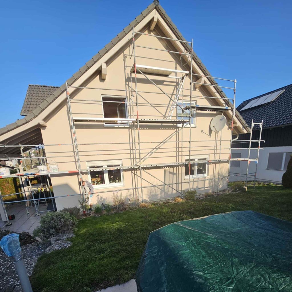 Haus mit Gerüst für Fassadenanstrich und Renovierung