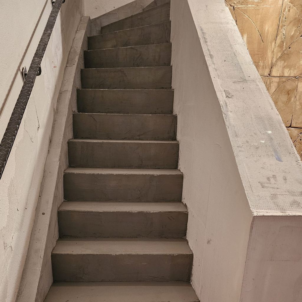 Rohbautreppe aus Beton vor Innenausbau und Malerarbeiten