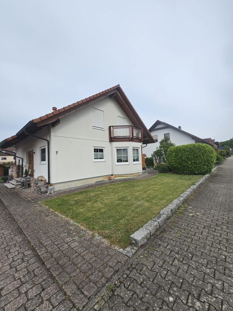 Modernes Wohnhaus mit frisch gestrichener Fassade