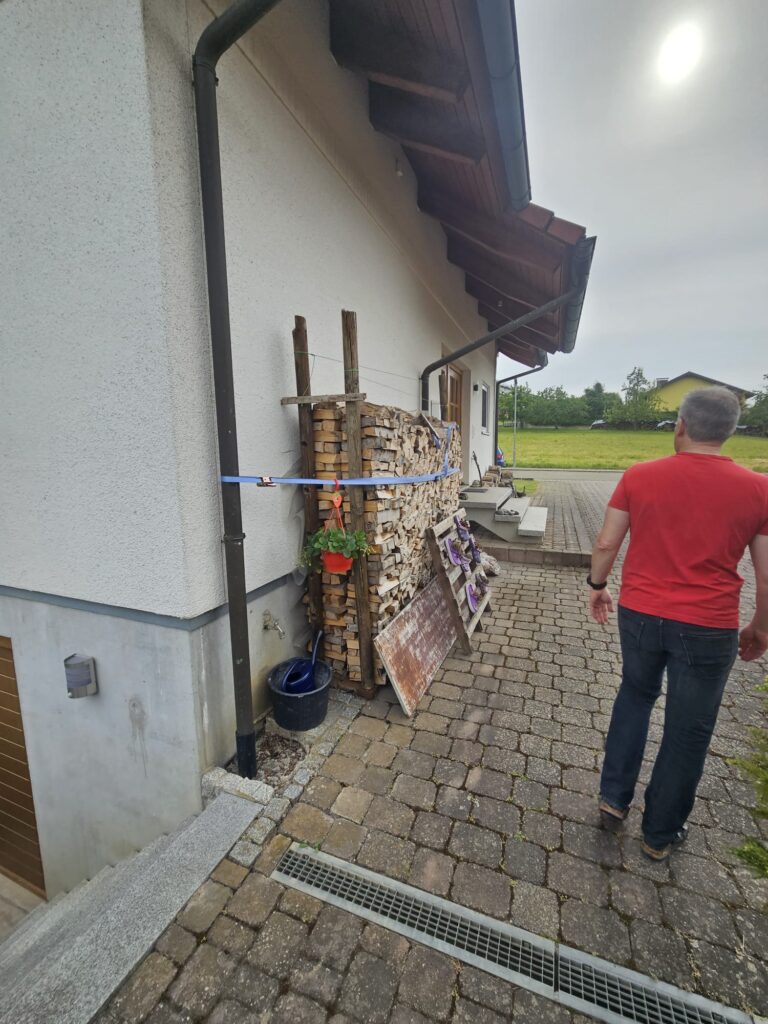Maler führt Außenarbeiten an der Hauswand durch