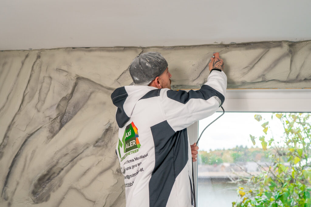 Maler von MaxiMaler bei Malerarbeiten im Innenbereich