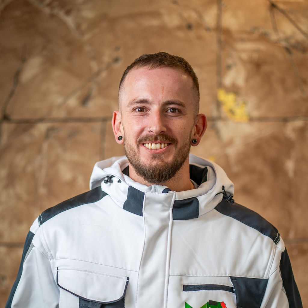 Mitarbeiter von MaxiMaler, Malerbetrieb aus Karlsruhe-Durlach, in Arbeitskleidung für professionelle Malerarbeiten