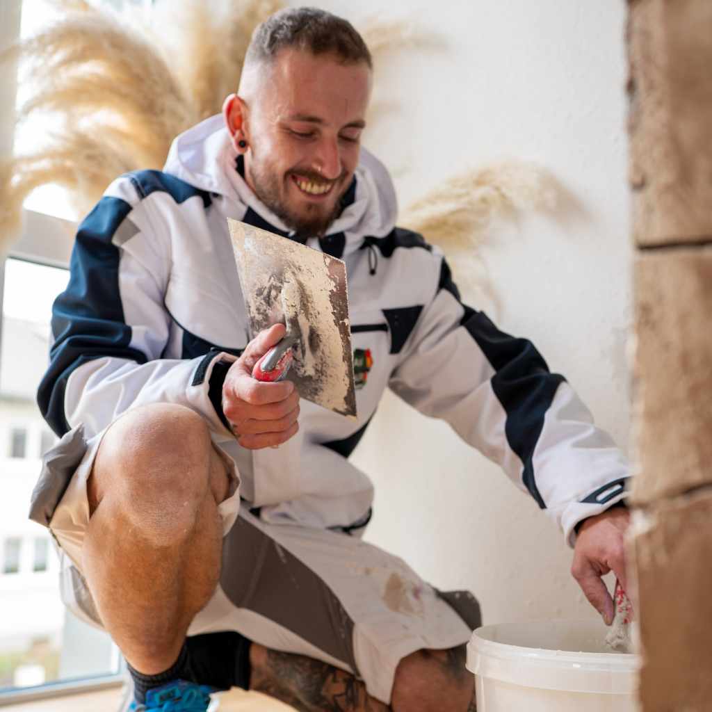 Mitarbeiter von MaxiMaler bei Malerarbeiten im Innenbereich in Karlsruhe-Durlach