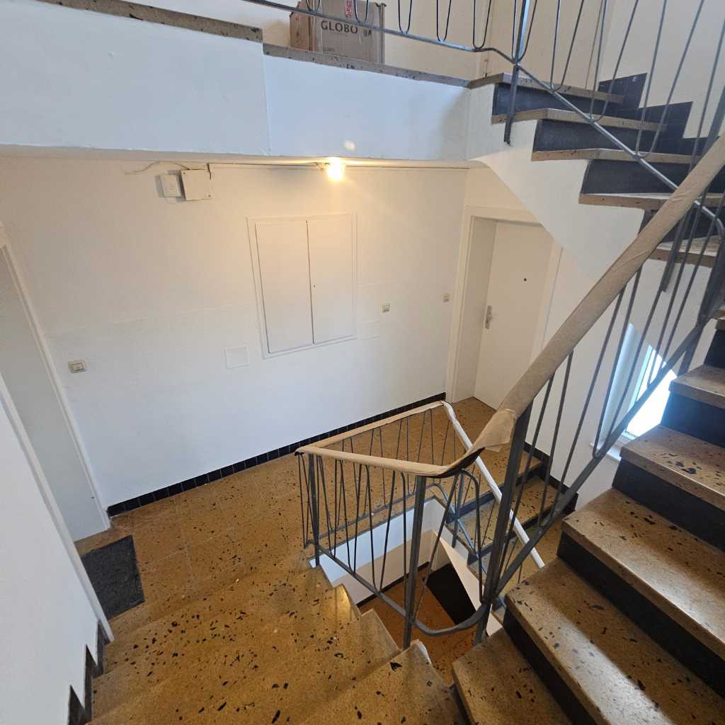 Komplett renoviertes Treppenhaus nach professionellen Malerarbeiten