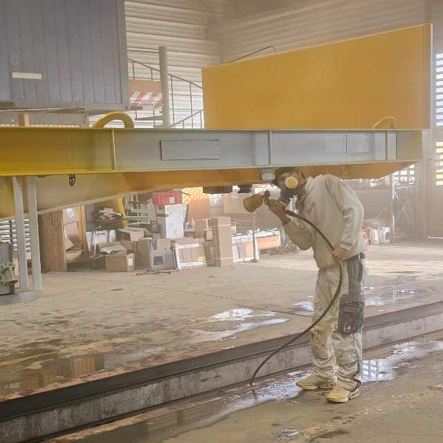 Industriebeschichtung Karlsruhe, gelb lackierte Stahlkonstruktion in Werkhalle