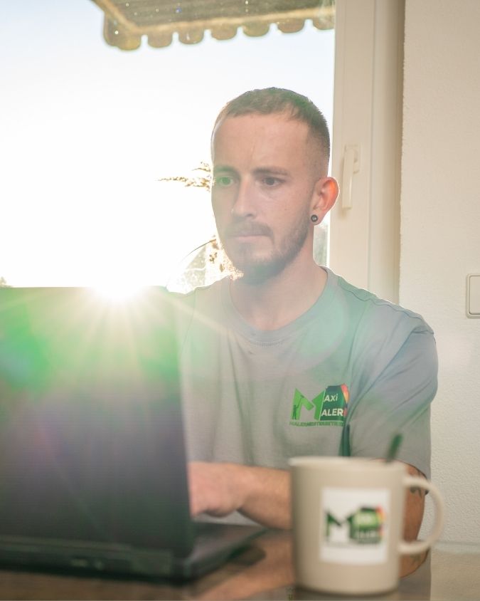 Team von MaxiMaler, Malerbetrieb aus Heilbronn, bei professionellen Malerarbeiten im Innenbereich