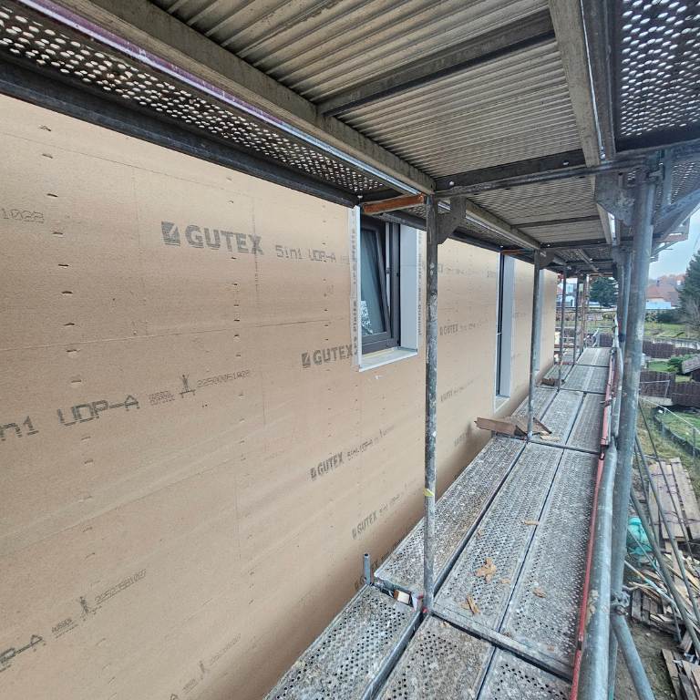 Detail Fensteranschluss bei Holzfaser WDVS, Laibung und Dämmplatten Übergänge sauber vorbereitet