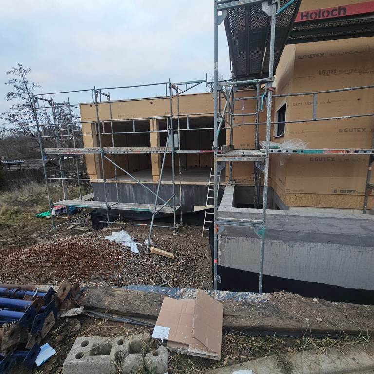 Holzfaser Fassadendämmung im Eingangsbereich, Gerüstphase vor Armierung und Putz